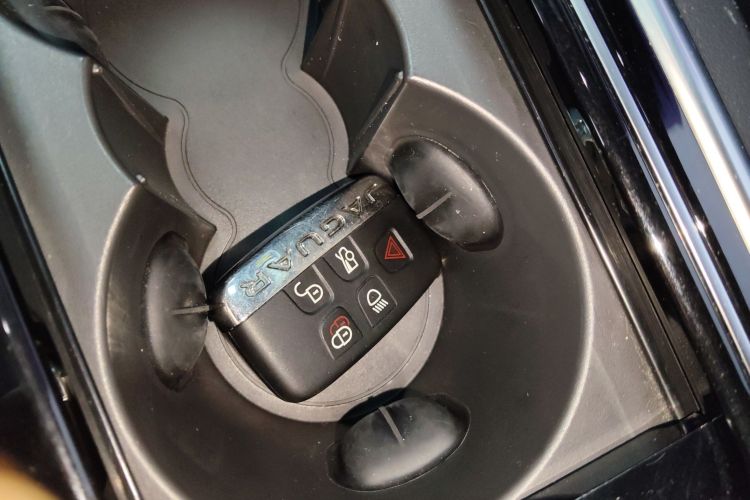 捷豹XEL 2019款 2.0T 200PS 尊享版中控内饰11