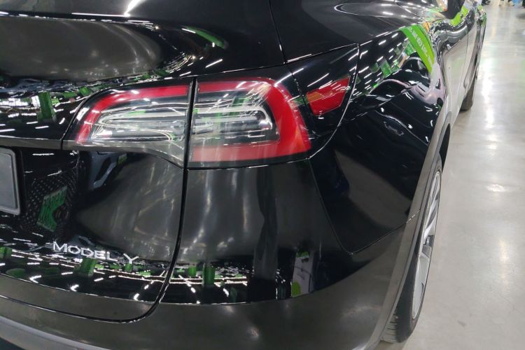 特斯拉 Model Y 2021款 标准续航后驱版车身外观9