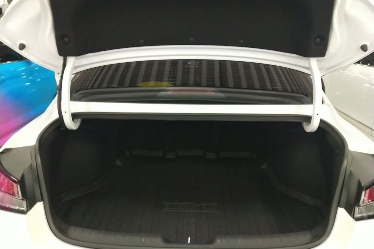 现代 伊兰特 2023款 1.5L CVT GLX精英版机舱底盘23