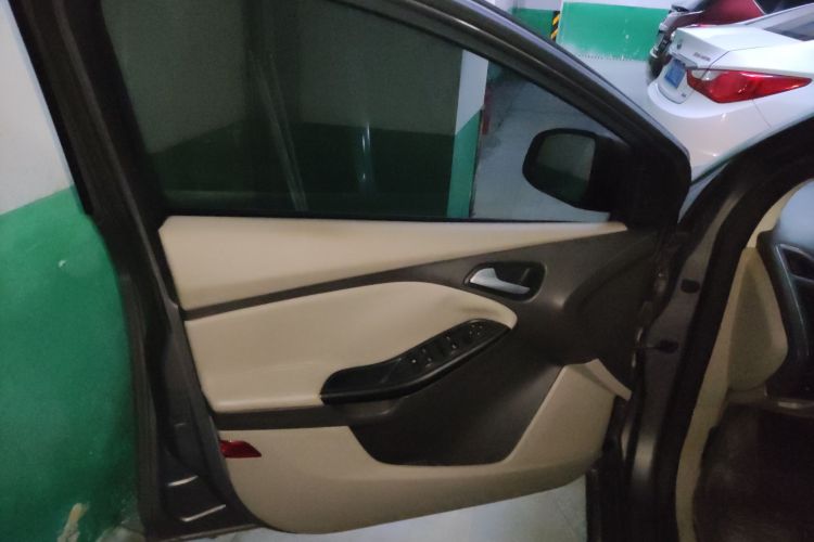 福特 福克斯 2012款 三厢 1.6L 自动风尚型中控内饰47