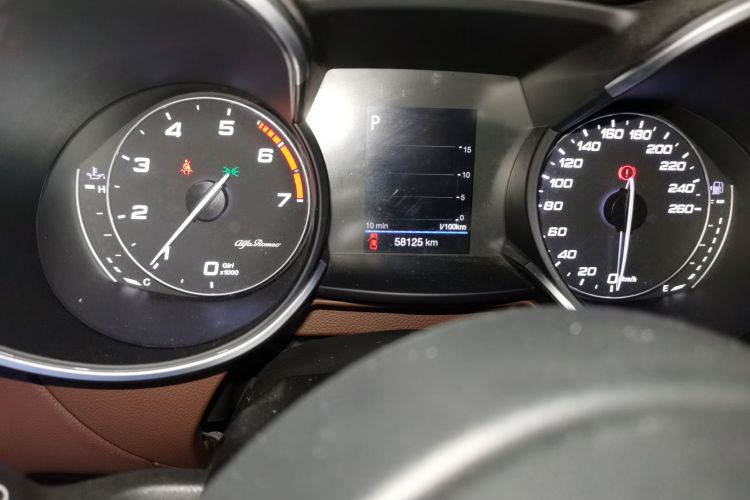 阿尔法·罗密欧 Stelvio斯坦维 2017款 2.0T 200HP 精英版中控内饰15