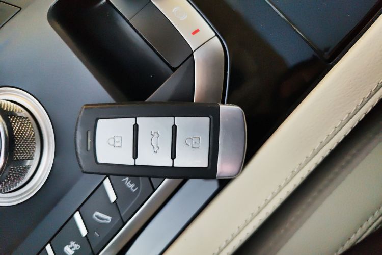 众泰T700 2017款 1.8T 双离合尊贵型中控内饰7001