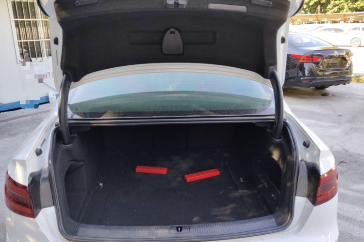 奥迪A4L 2018款 30周年年型 40 TFSI 进取型机舱底盘23