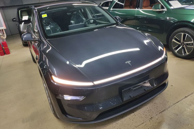 特斯拉 Model Y 2025款 改款 长续航全轮驱动版车身外观3