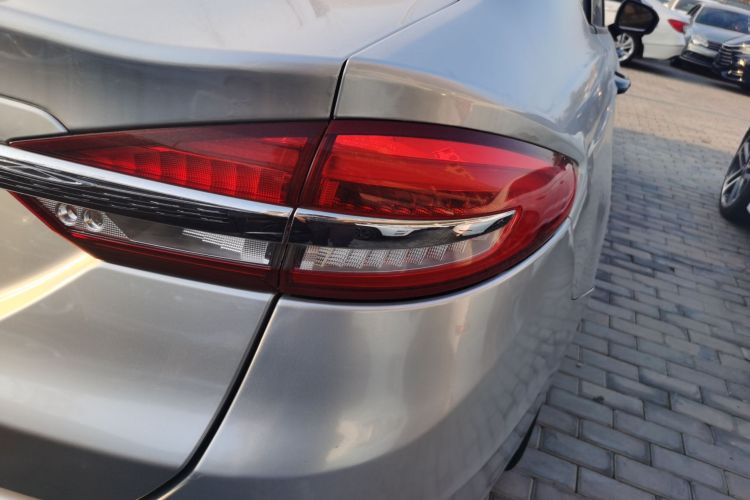 福特 蒙迪欧 2017款 EcoBoost 200 时尚型车身外观9