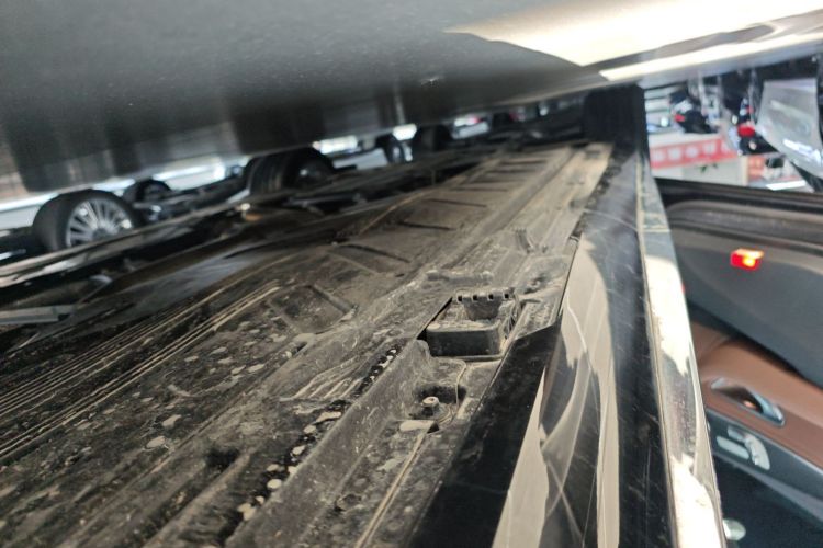 奔驰E级 2023款 改款 E 300 L 运动时尚型局部细节9002