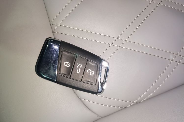 大众 迈腾 2023款 200万辆纪念版 330TSI DSG领先型中控内饰11