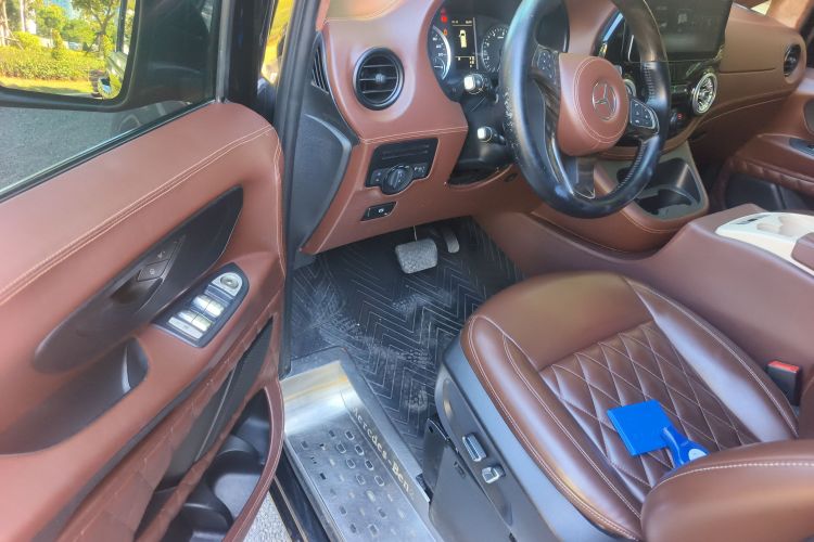 奔驰 威霆 2020款 2.0T 精英版 7座中控内饰20