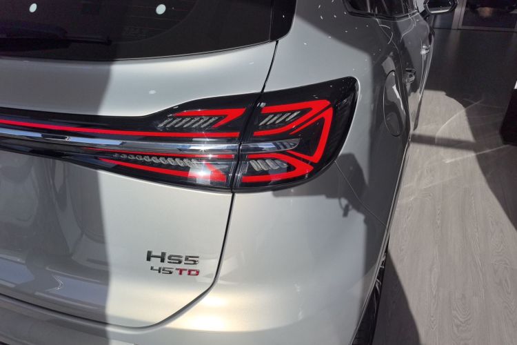 红旗HS5 2023款 2.0T 四驱旗享Pro版车身外观9
