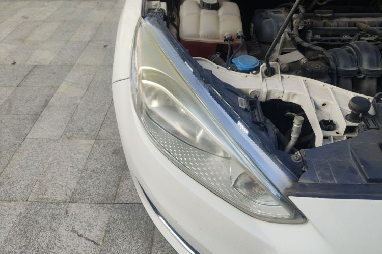 福特 福克斯 2017款 三厢 1.6L 手动风尚型智行版车身外观8