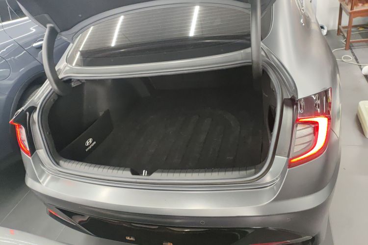 现代 索纳塔 2022款 380TGDi 自动20周年纪念款机舱底盘23