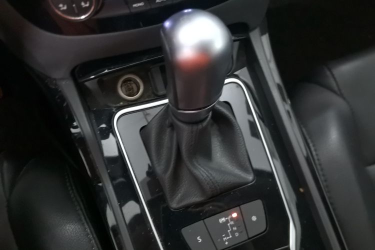 标致508 2013款 2.0L 两周年纪念 自动天窗经典版中控内饰18