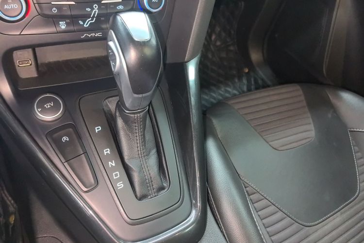 福特 福克斯 2018款 三厢经典 EcoBoost 180 自动精英型局部细节18