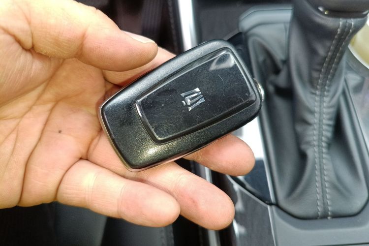 丰田 皇冠陆放 2021款 2.5L HEV四驱尊贵版中控内饰11