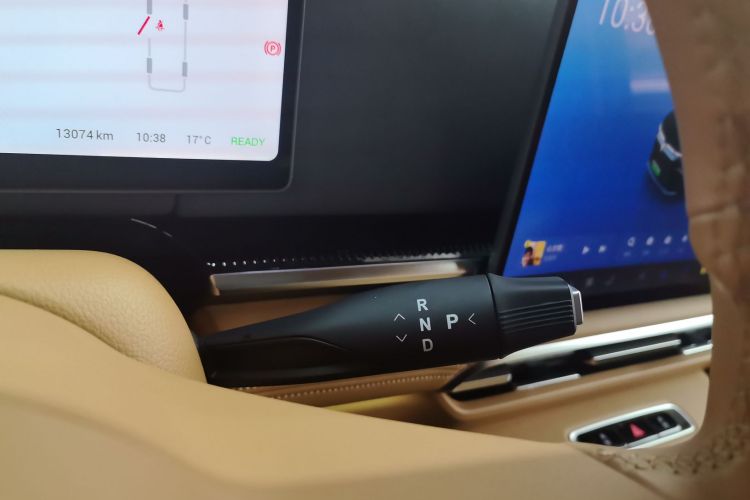 岚图汽车 岚图梦想家 2025款 PHEV 四驱尊贵鲲鹏版中控内饰18