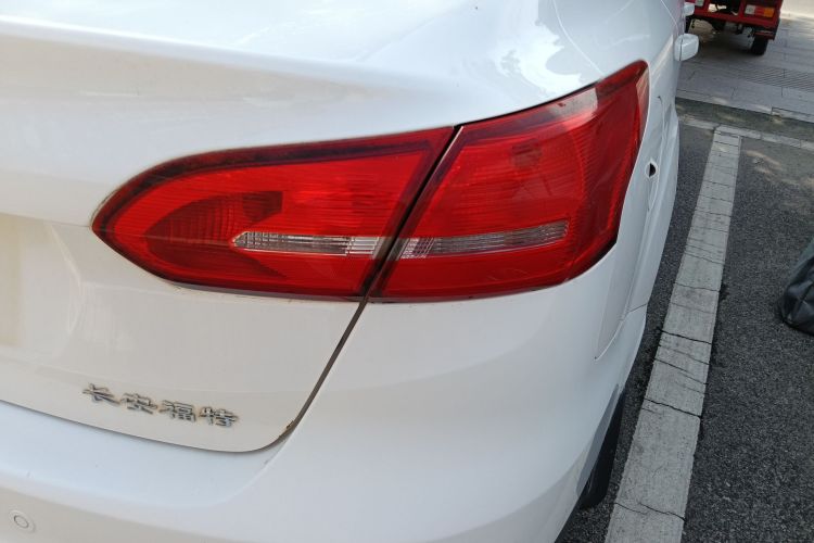 福特 福克斯 2017款 三厢 1.6L 自动风尚型智行版车身外观9