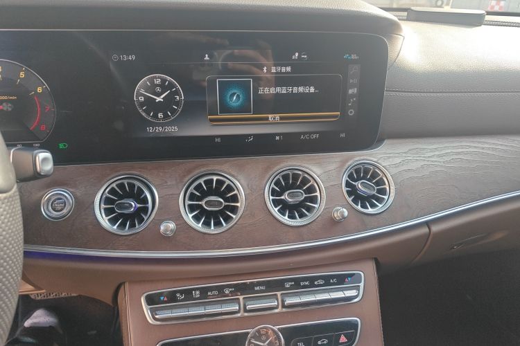 奔驰E级 2020款 改款 E 300 L 殊享版中控内饰16