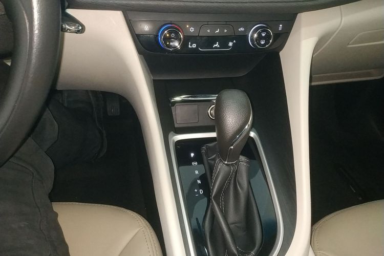 别克GL6 2018款 18T 6座精英型中控内饰18