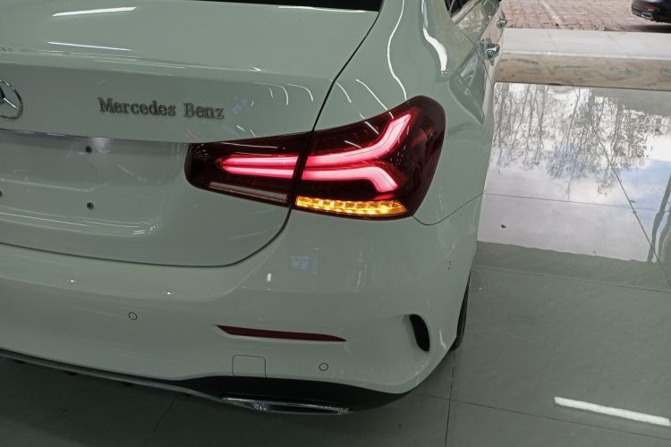 奔驰A级 2022款 A 200 L 运动轿车动感型车身外观9