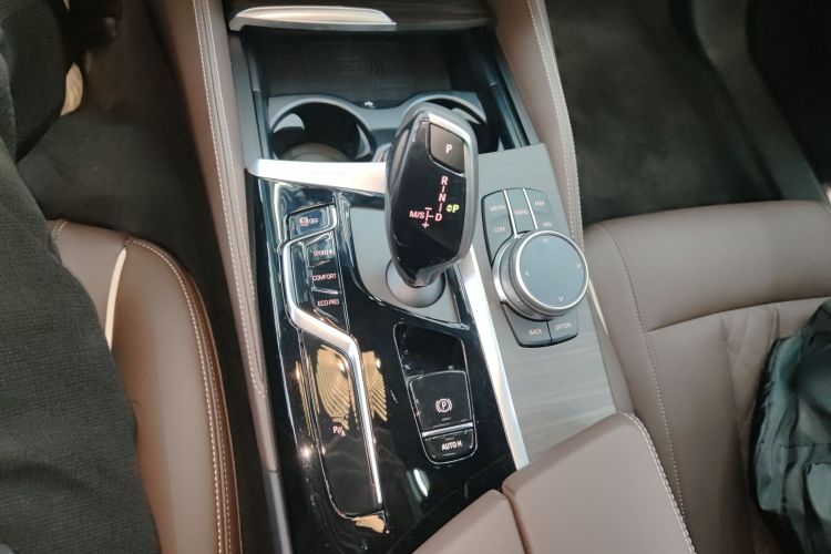 宝马5系 2022款 改款 530Li 领先型 M运动套装中控内饰18