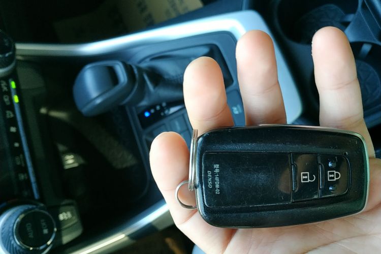 丰田 威兰达 2020款 双擎 2.5L E-CVT两驱豪华版中控内饰7001