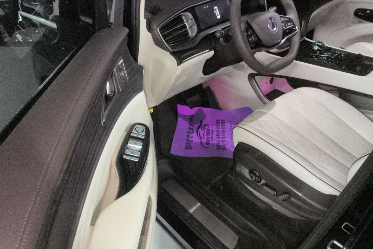 腾势D9 2024款 DM-i 980 四驱旗舰型中控内饰7003