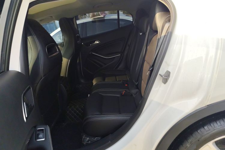 奔驰GLA 2019款 GLA 200 动感型中控内饰21