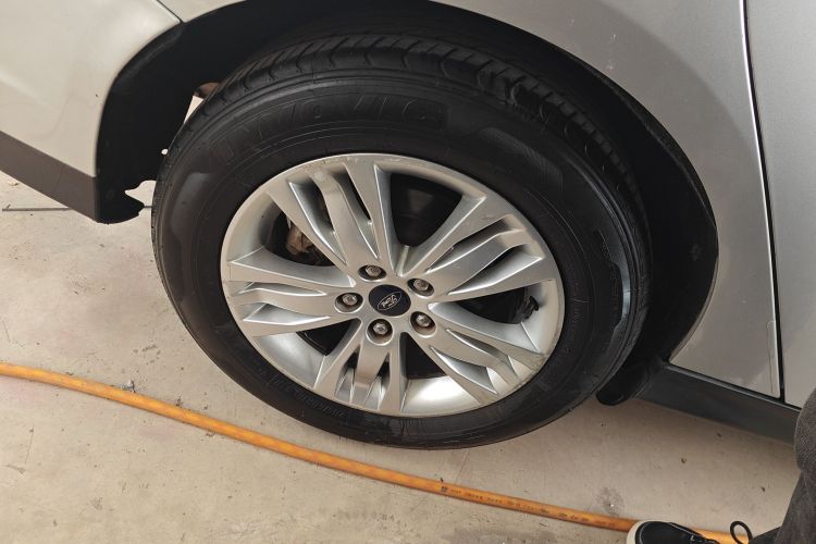 福特 福克斯 2012款 三厢 1.6L 手动舒适型车身外观6008