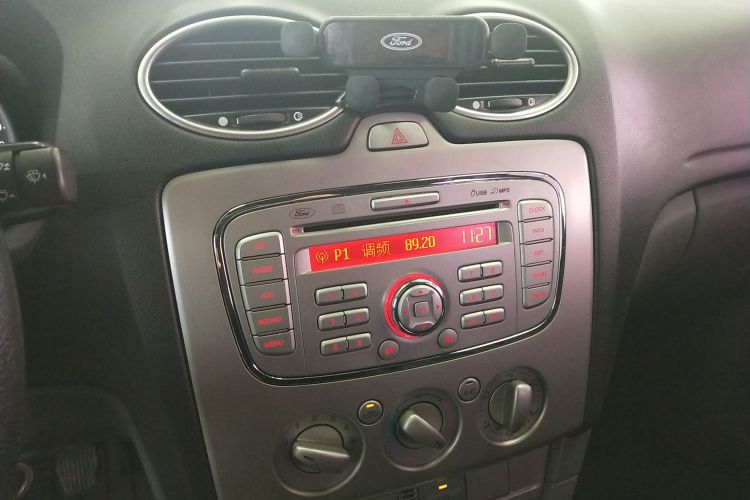 福特 福克斯 2013款 两厢经典 1.8L 手动基本型中控内饰16