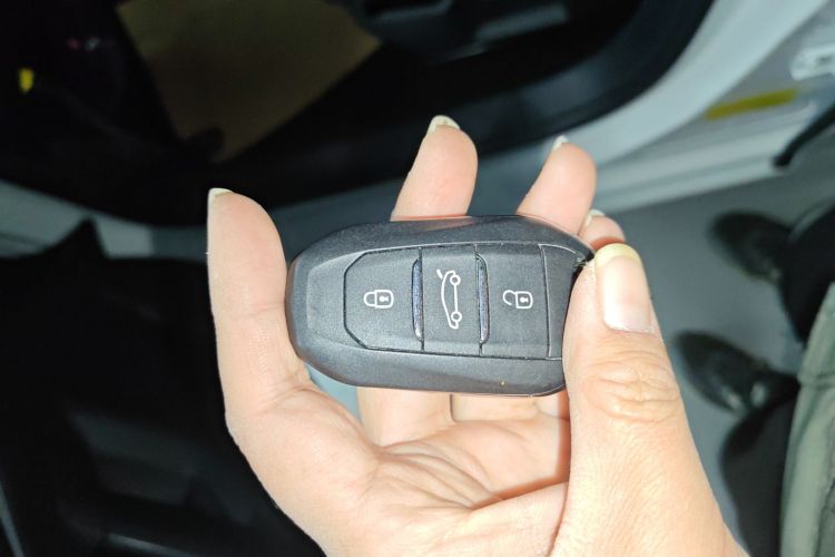 标致408 2022款 1.6T 进取版中控内饰11