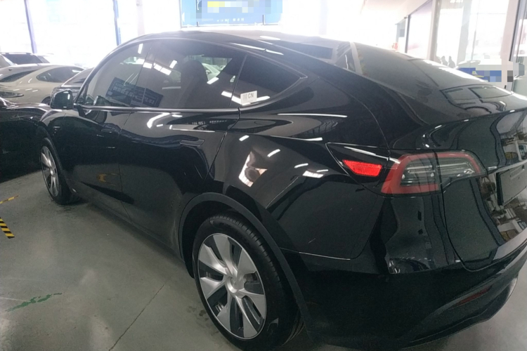 特斯拉 Model Y 2022款 后轮驱动版车身外观4
