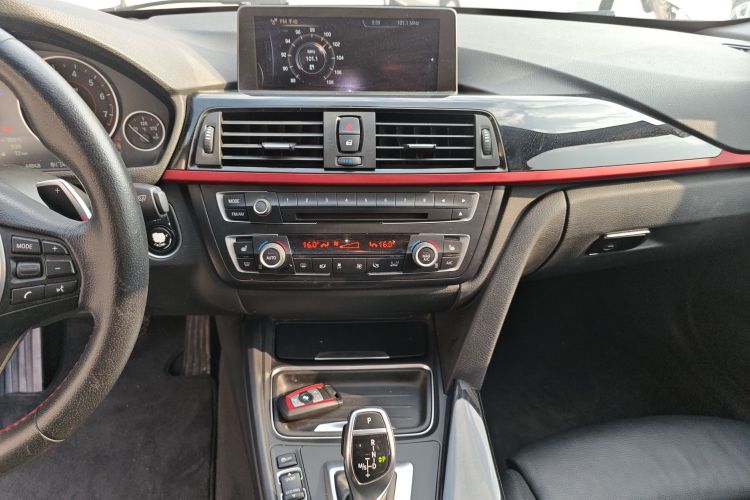 宝马3系 2014款 320i 运动设计套装中控内饰16