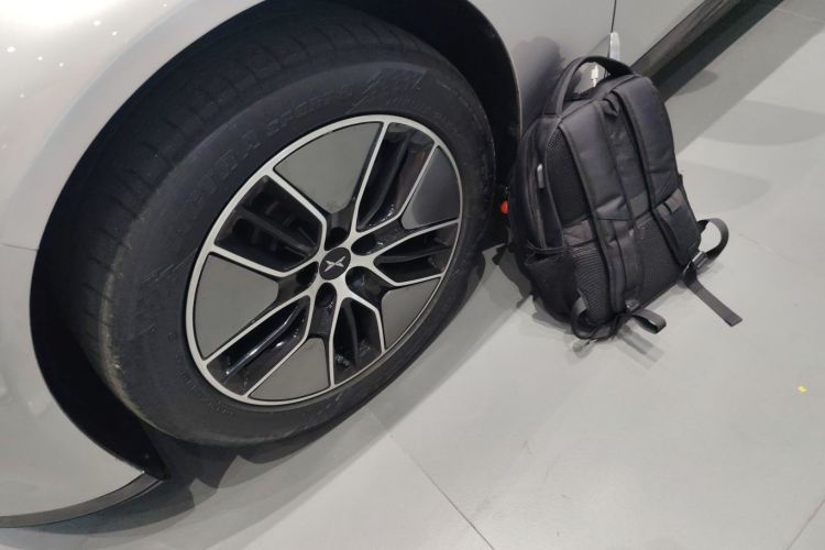 小鹏P7 2023款 P7i 702 Pro车身外观6007