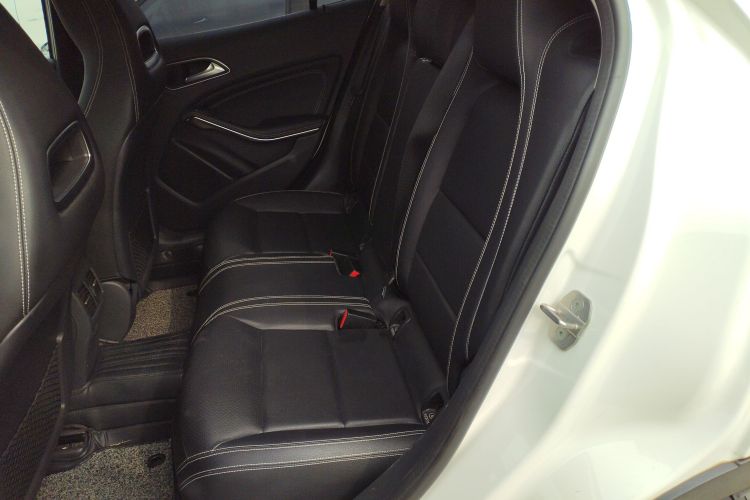 奔驰GLA 2019款 GLA 200 动感型中控内饰21