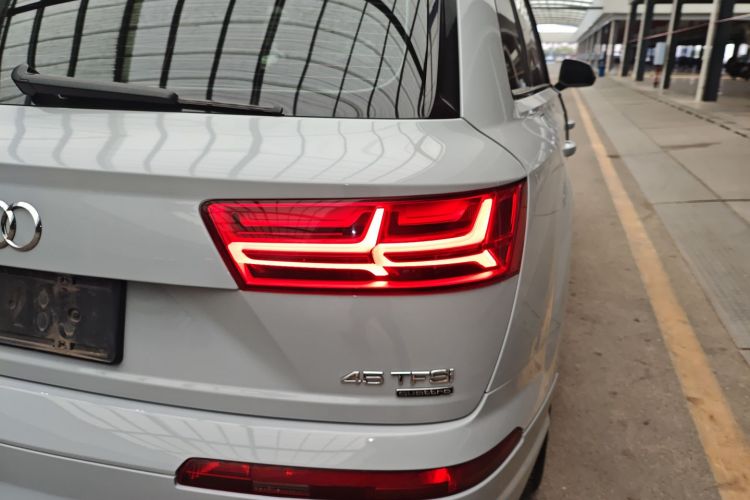 奥迪Q7 2016款 45 TFSI 技术型车身外观9