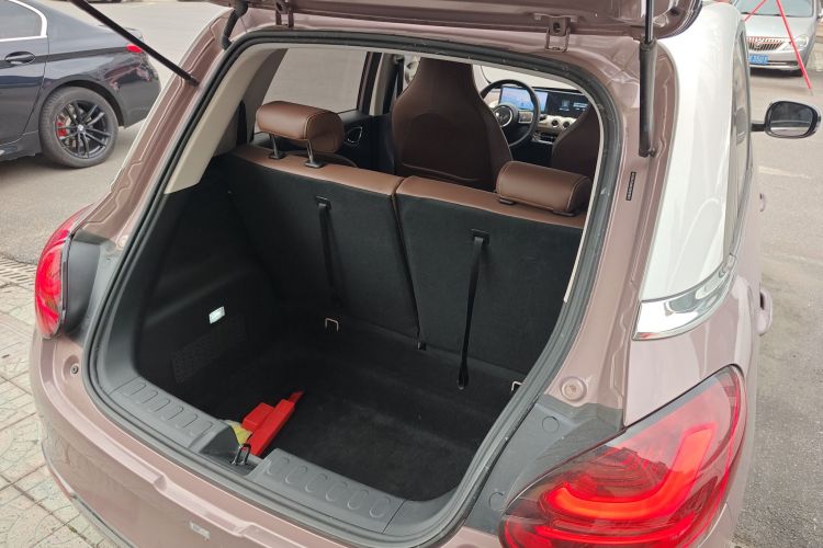 五菱汽车 五菱缤果 2023款 333km 灵犀互联款机舱底盘23