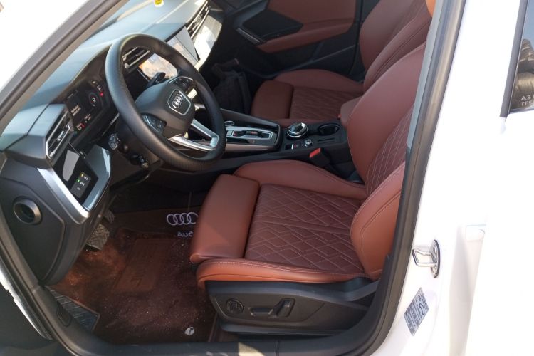 奥迪A3 2025款 A3L Limousine 35TFSI 飞驰尊享型中控内饰19