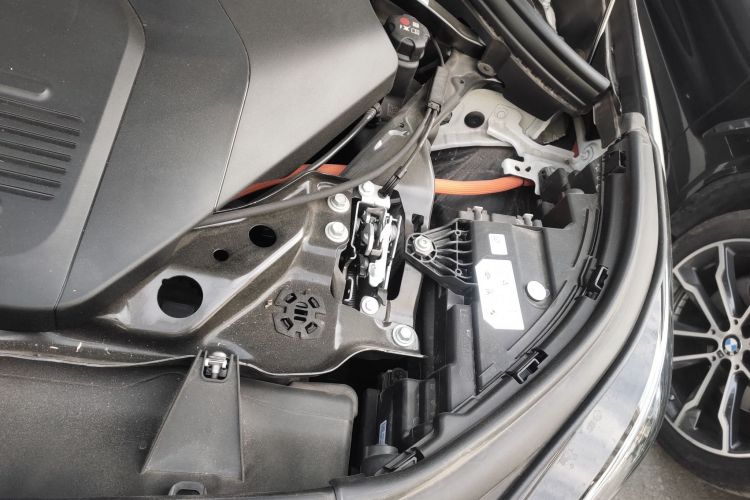 宝马iX1 2023款 eDrive25L X设计套装机舱底盘26