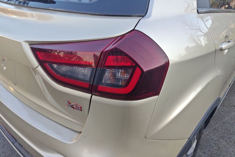 吉利汽车 远景X3 2019款 升级版 1.5L 手动尊贵型车身外观9