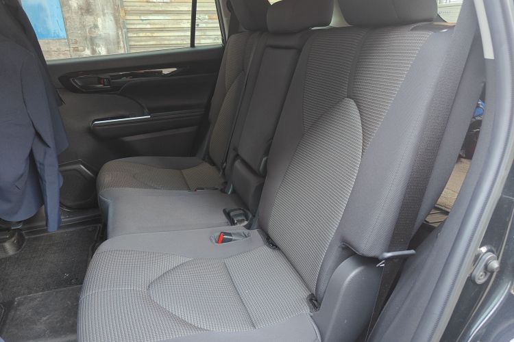 丰田 汉兰达 2023款 2.5L智能电混双擎两驱精英版 5座中控内饰21