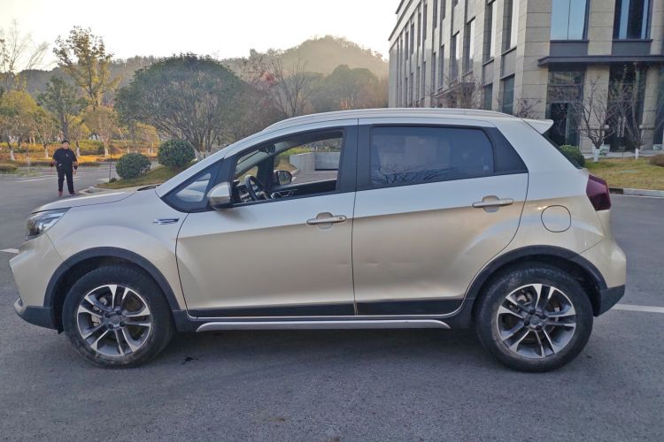 吉利汽车 远景X3 2019款 升级版 1.5L 手动尊贵型车身外观4