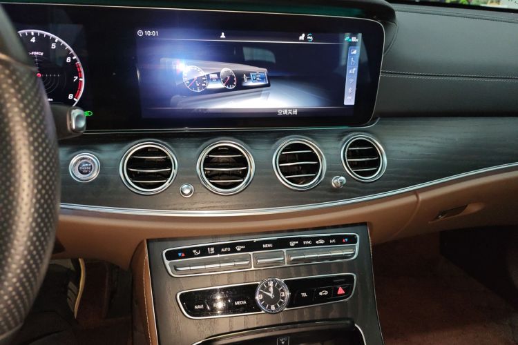 奔驰E级 2020款 E 260 L 运动型中控内饰16