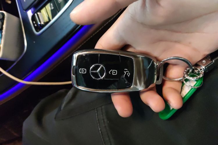 奔驰E级 2023款 改款 E 300 L 运动时尚型中控内饰7001