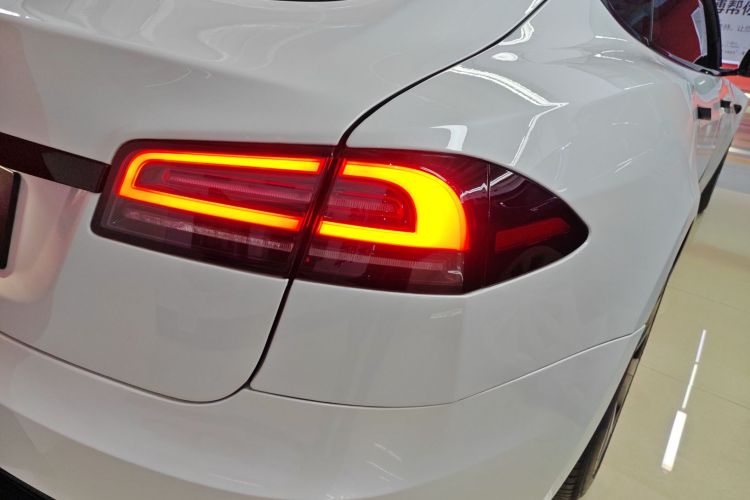 特斯拉 Model S 2023款 双电机全轮驱动版车身外观9