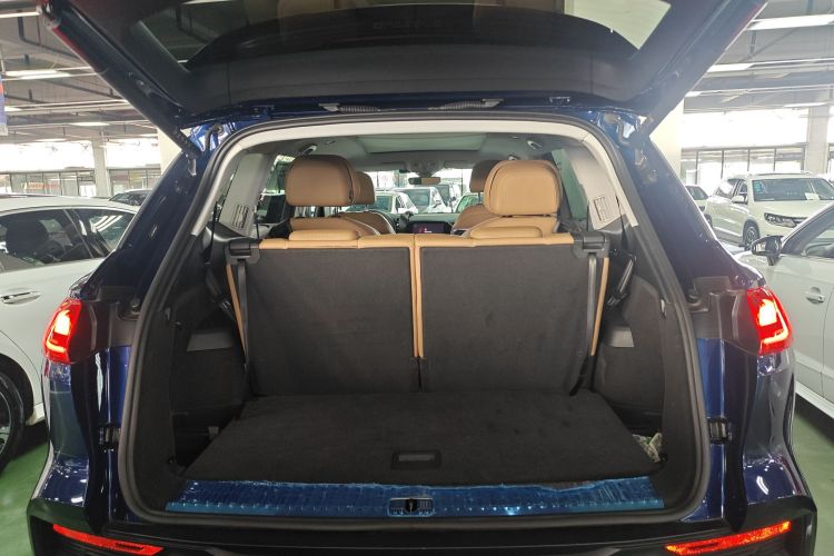 奥迪Q6 2024款 50 TFSI quattro 行云型 羽林套装 6座机舱底盘23