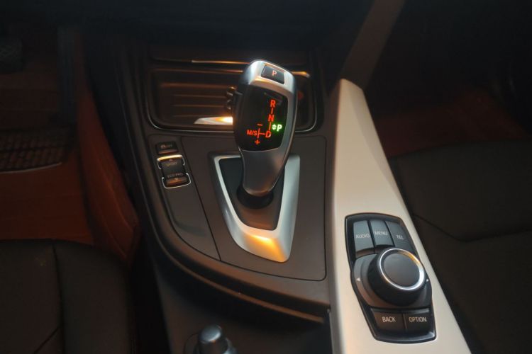 宝马3系 2013款 316i 进取型局部细节18