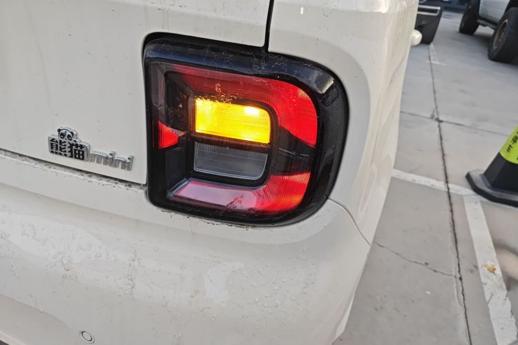 吉利银河 熊猫 2025款 210km 元气熊车身外观9