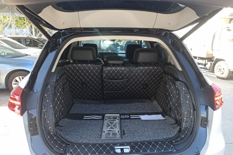 红旗HS5 2019款 2.0T 智联旗领四驱版机舱底盘23