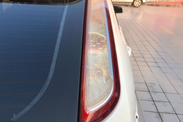 福特 福克斯 2013款 两厢经典 1.8L 手动基本型车身外观9