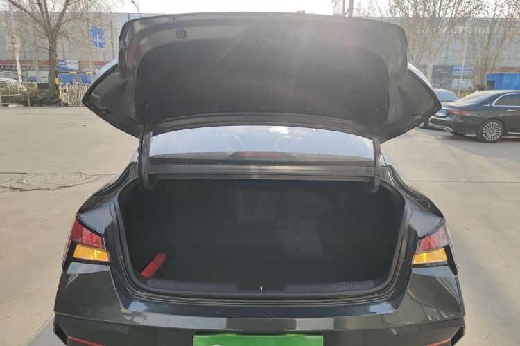 现代 伊兰特 2023款 1.5L CVT GLS领先版机舱底盘23